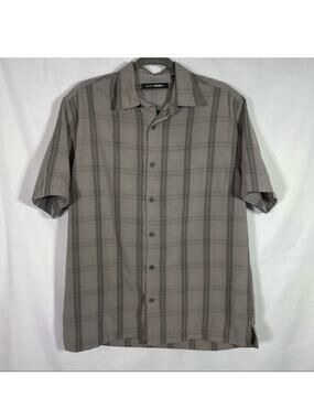John Henry, Nice Button Down Shirt, no pocket. Size Medium. Excellent condition!